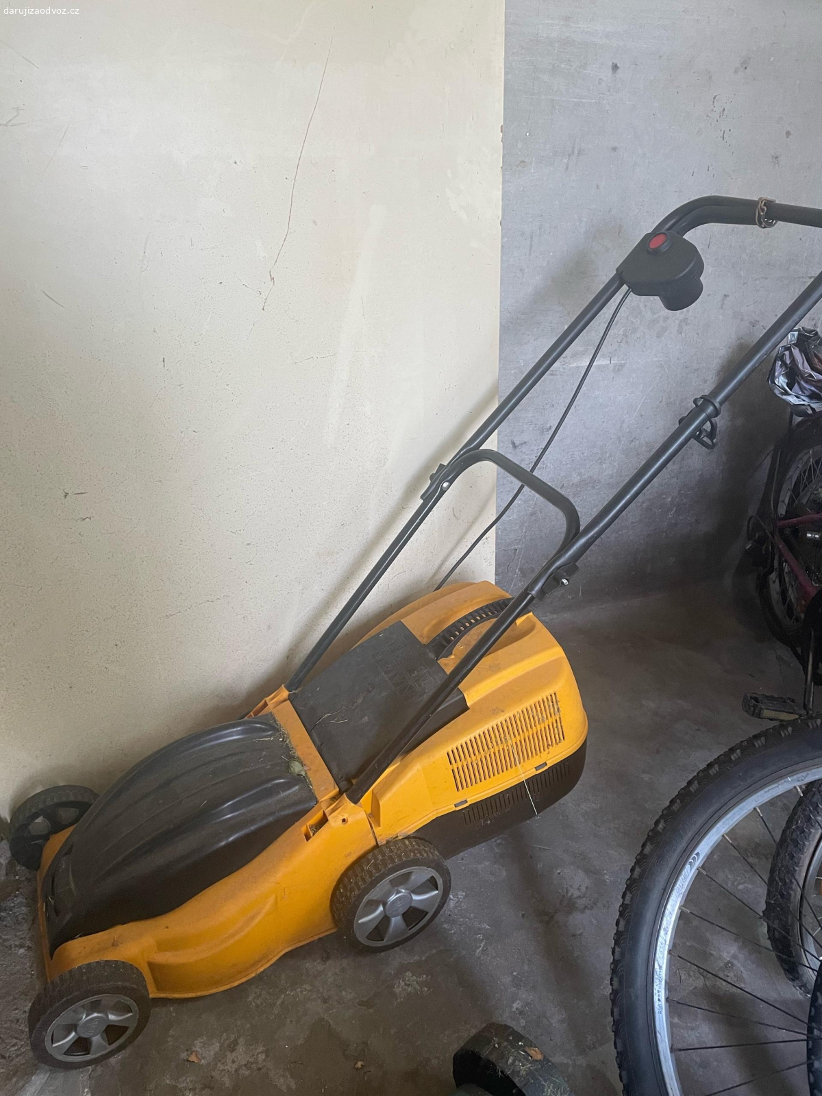 elektrická sekačka na trávu. Nabízím elektrickou sekačku. 
Sekačka je funkční.
pro více info, pište.
Předání Znojmo