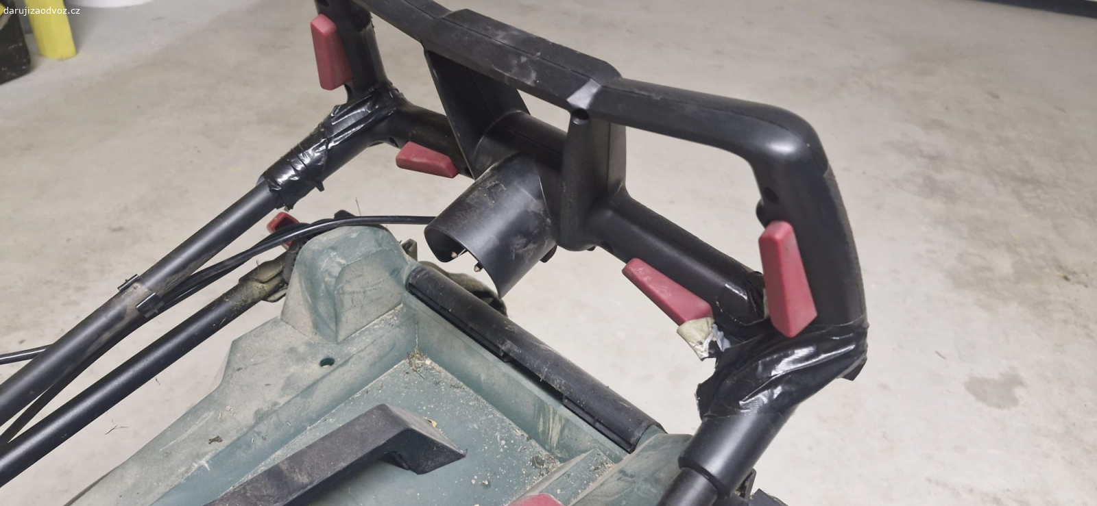 elektrická sekačka. daruji za odvoz elektrickou sekačku Parkside 1800W, funkční. nutno pořídit nový sekací nůž a na rukojeti je prasklina vyspravena jen lepici paskou.