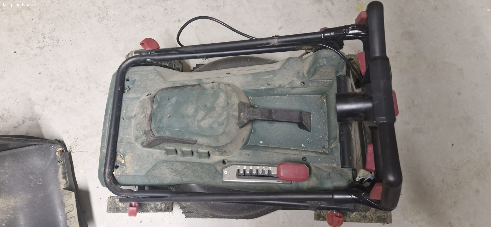 elektrická sekačka. daruji za odvoz elektrickou sekačku Parkside 1800W, funkční. nutno pořídit nový sekací nůž a na rukojeti je prasklina vyspravena jen lepici paskou.