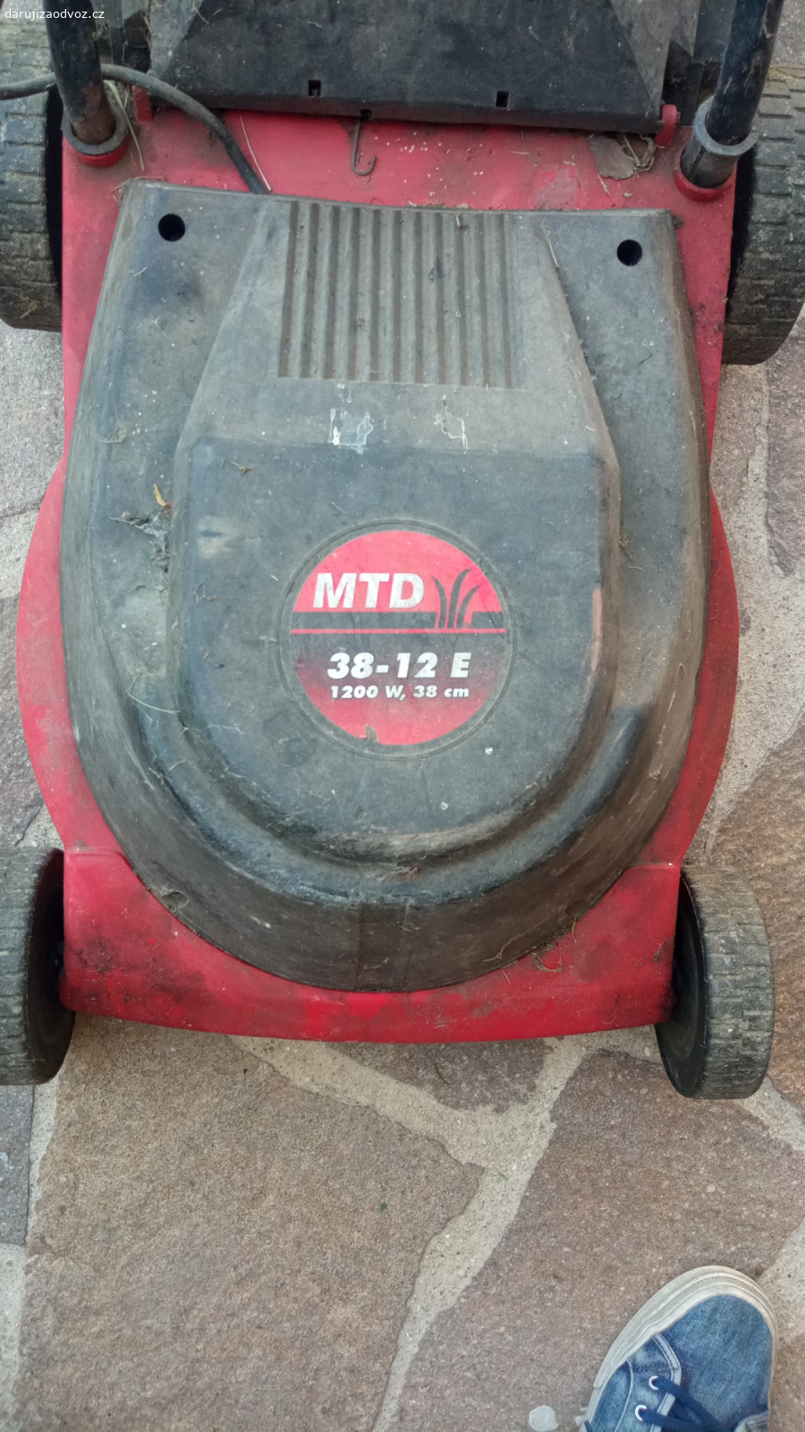 Elektrická sekačka. Motor točí, ale chce to seštelovat.