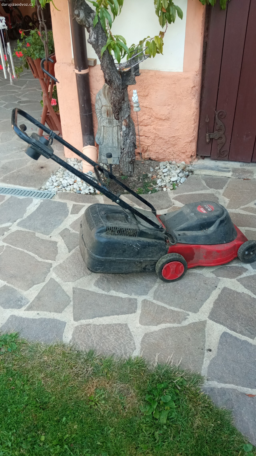 Elektrická sekačka. Motor točí, ale chce to seštelovat.