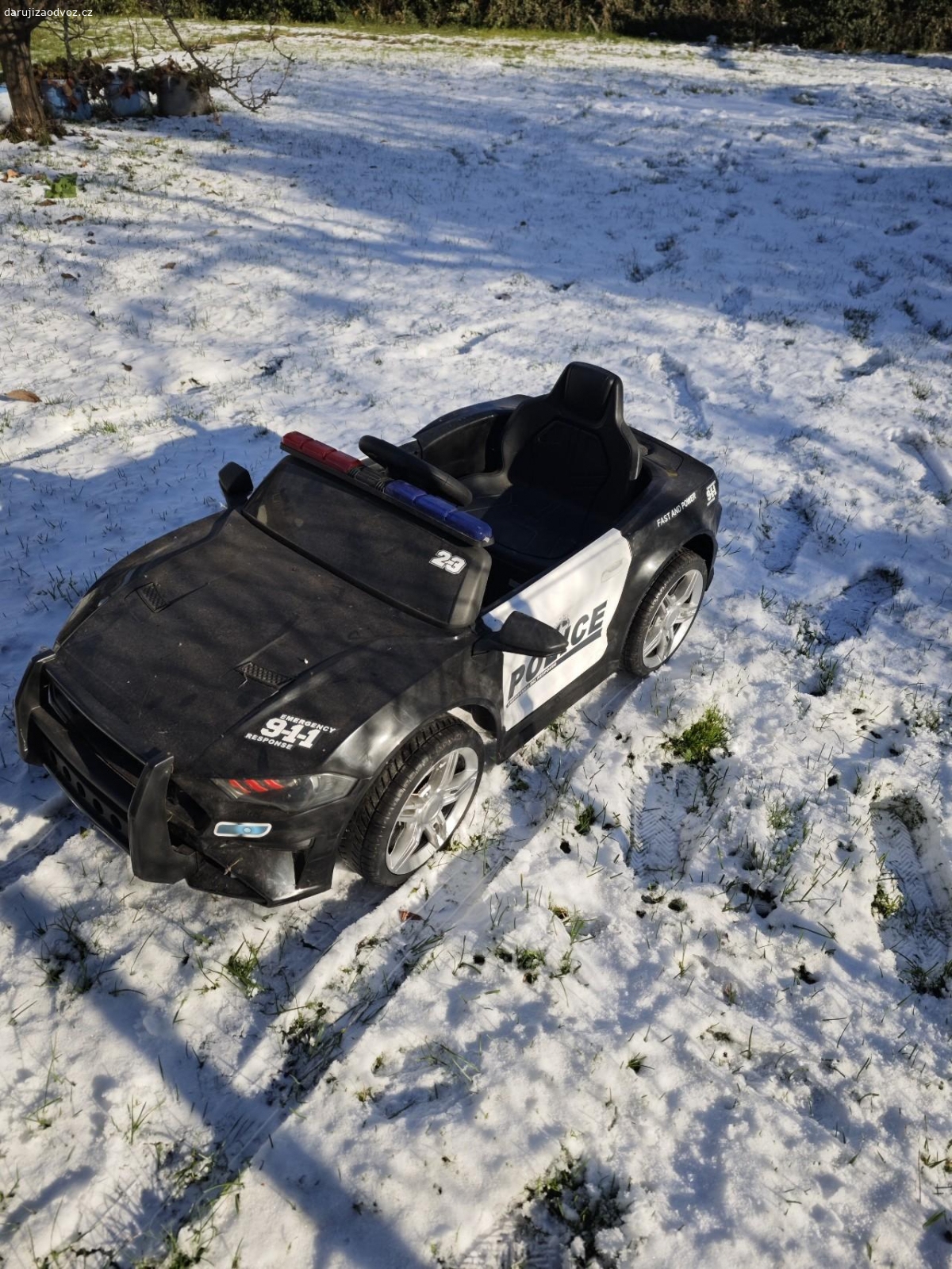 elektrické auto Police. dám dětské auto, pravděpodobně baterie ko, řízení opravované( praskla ocelová tyč) proto je volant obráceně. šikovný člověk si stím poradí případně na náhradní díly.