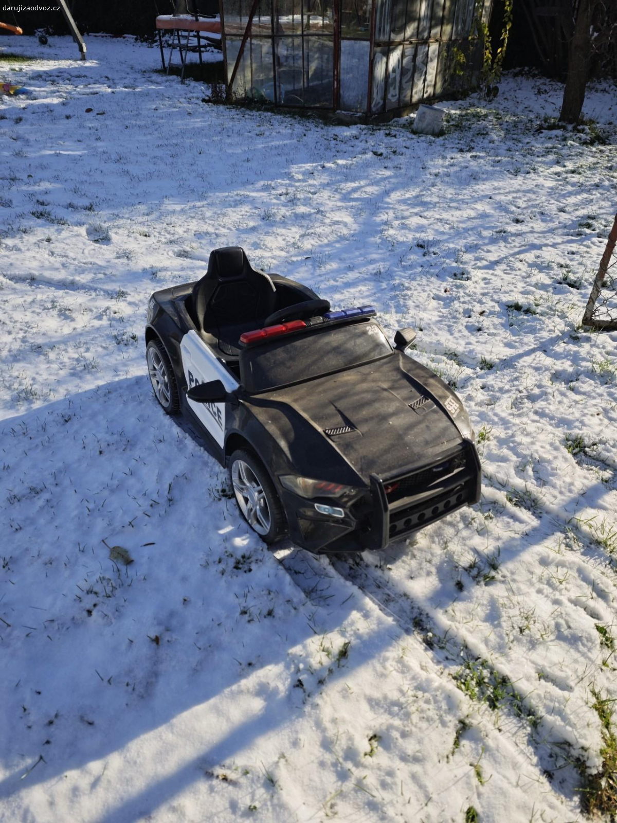 elektrické auto Police. dám dětské auto, pravděpodobně baterie ko, řízení opravované( praskla ocelová tyč) proto je volant obráceně. šikovný člověk si stím poradí případně na náhradní díly.