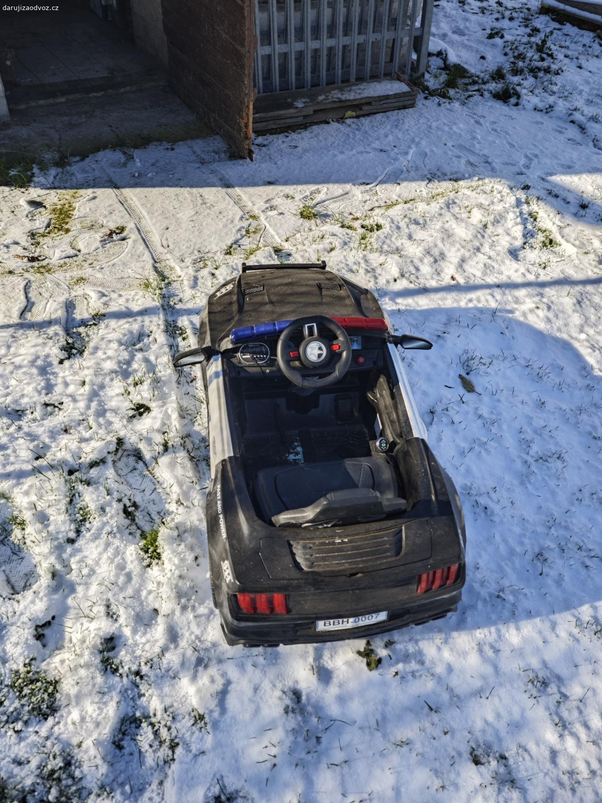 elektrické auto Police. dám dětské auto, pravděpodobně baterie ko, řízení opravované( praskla ocelová tyč) proto je volant obráceně. šikovný člověk si stím poradí případně na náhradní díly.