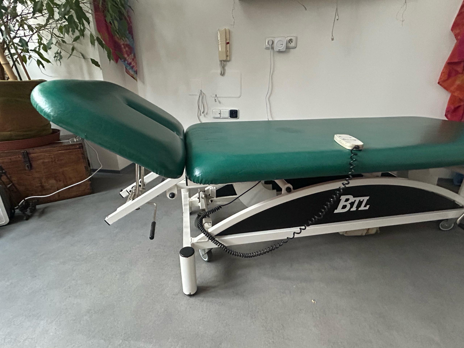 Elektrické masážní lehátko. Starší elektrické lehátko, zvedání pod hlavou ručně, trochu popraskaná koženka. Funkční. Prosím o SMS, ozvu se zpět, jak to bude možné.