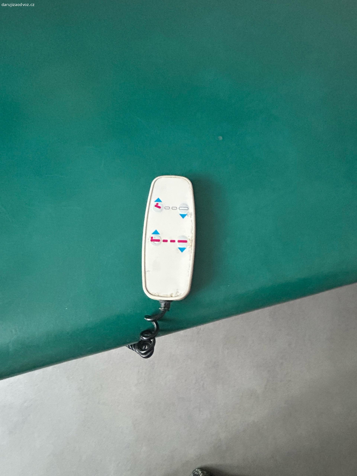 Elektrické masážní lehátko. Starší elektrické lehátko, zvedání pod hlavou ručně, trochu popraskaná koženka. Funkční. Prosím o SMS, ozvu se zpět, jak to bude možné.