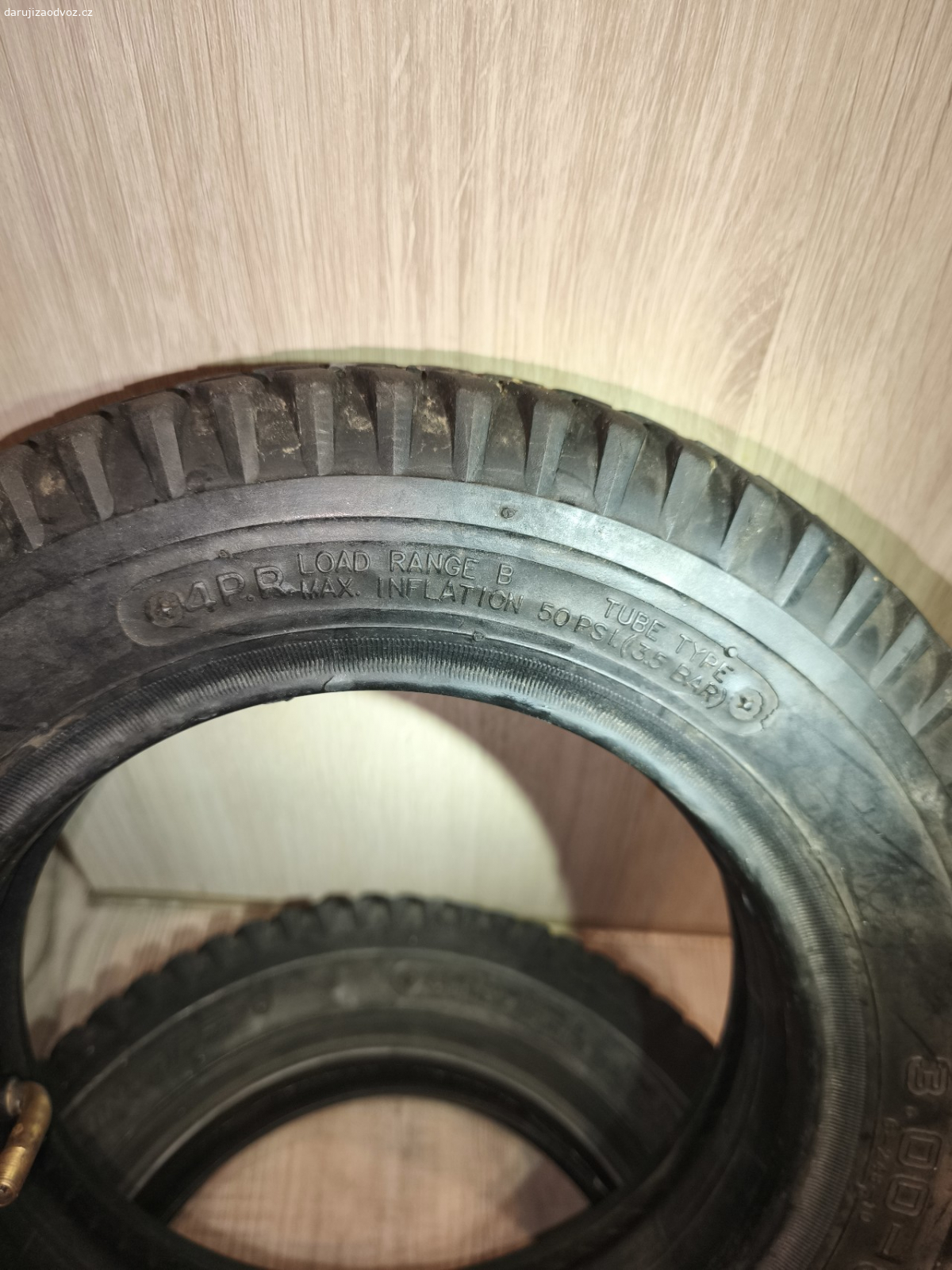 Pneu. na elekri. invalidní vozík. 2 sady pneumatik po dvou.
1. sada 3.00-8 (s dušema)
2. sada 3.008 ( pouze pláště)

Vhodné pro Elektrický invalidní vozík