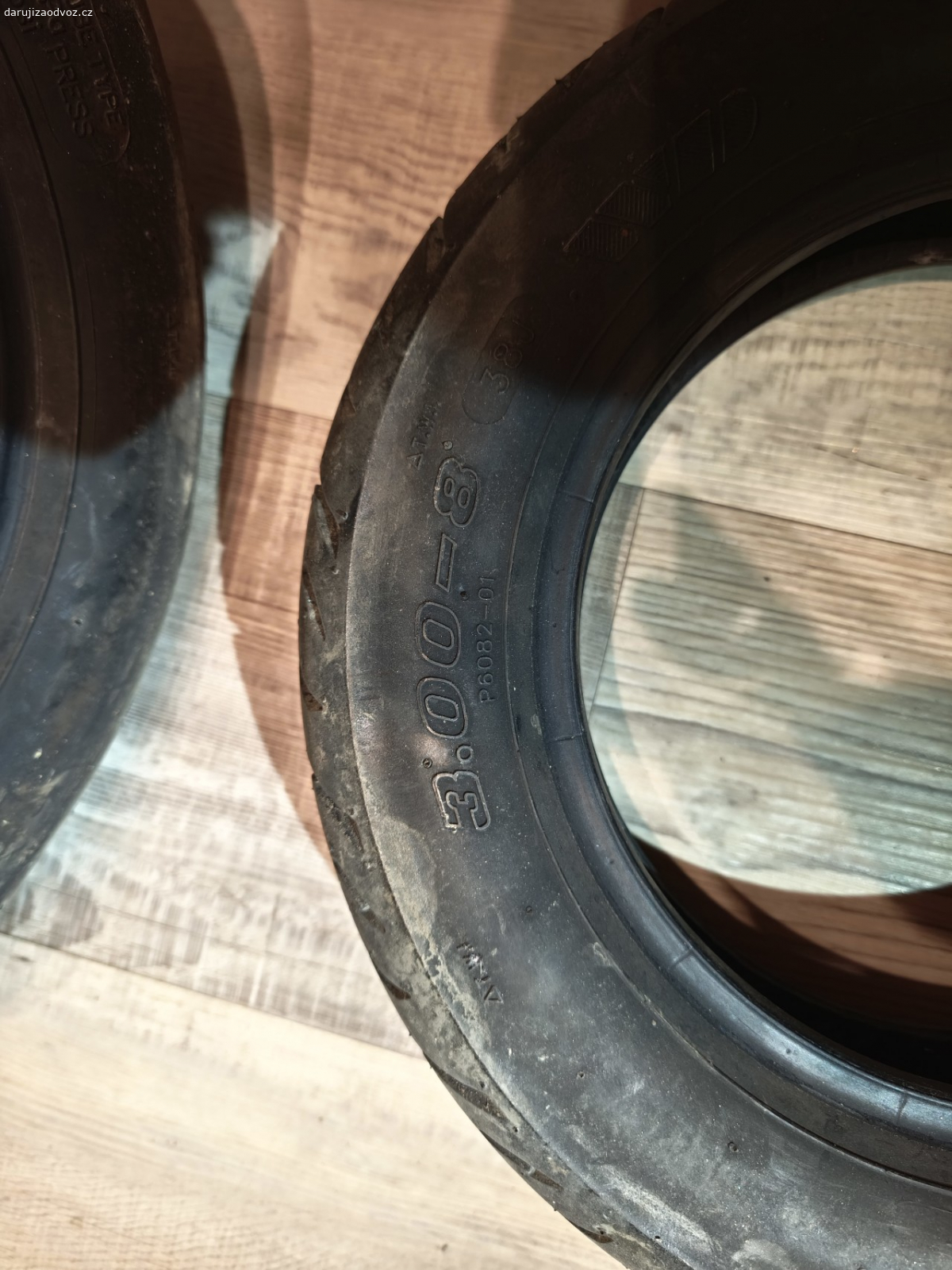 Pneu. na elekri. invalidní vozík. 2 sady pneumatik po dvou.
1. sada 3.00-8 (s dušema)
2. sada 3.008 ( pouze pláště)

Vhodné pro Elektrický invalidní vozík