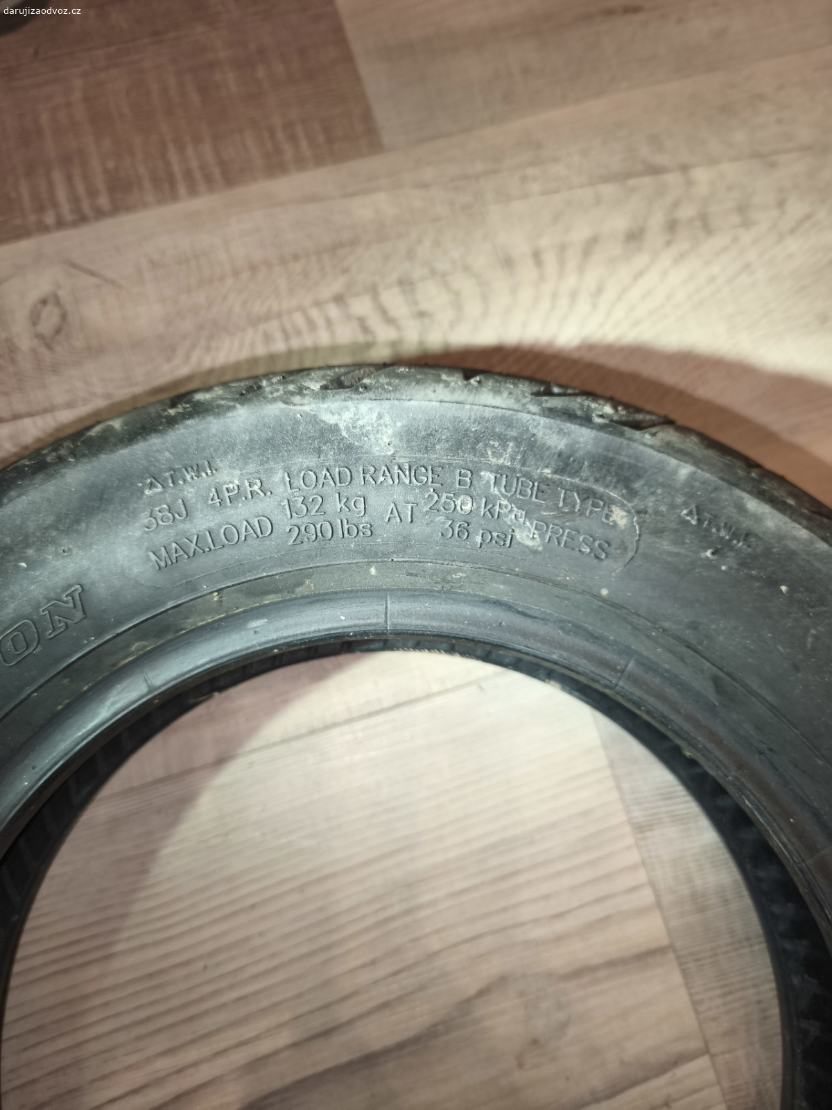 Pneu. na elekri. invalidní vozík. 2 sady pneumatik po dvou.
1. sada 3.00-8 (s dušema)
2. sada 3.008 ( pouze pláště)

Vhodné pro Elektrický invalidní vozík