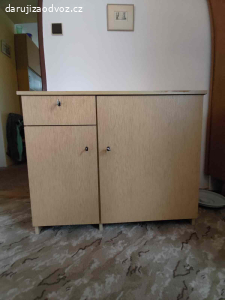 Elektrický šicí stroj se skříňkou