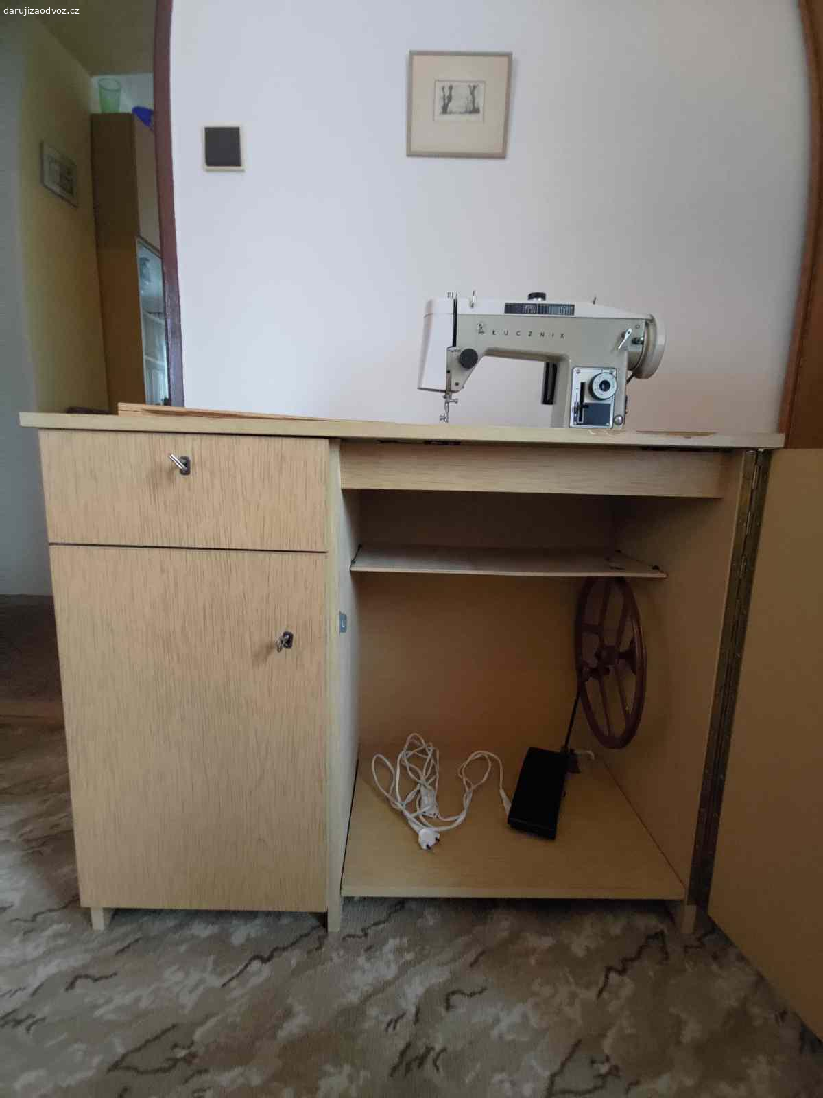 Elektrický šicí stroj se skříňkou. Daruji elektrický šicí stroj v dobrém stavu za odvoz.