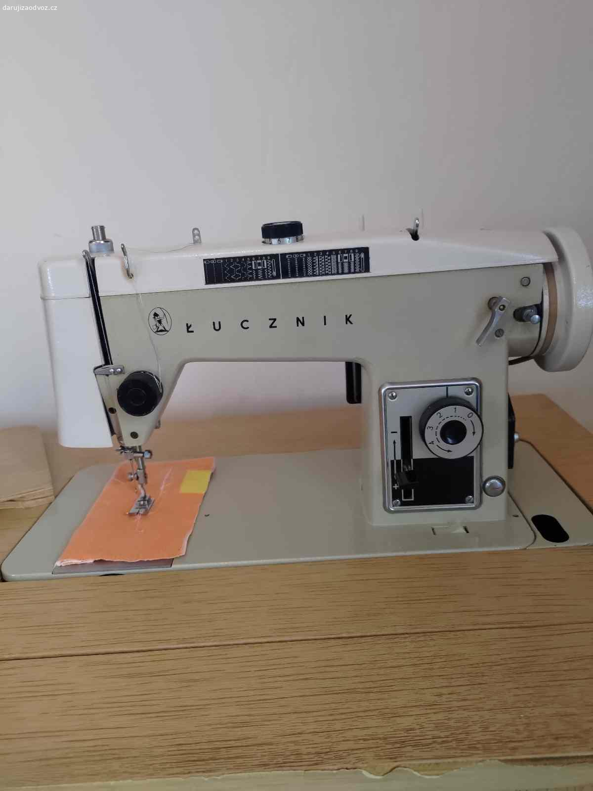 Elektrický šicí stroj se skříňkou. Daruji elektrický šicí stroj v dobrém stavu za odvoz.