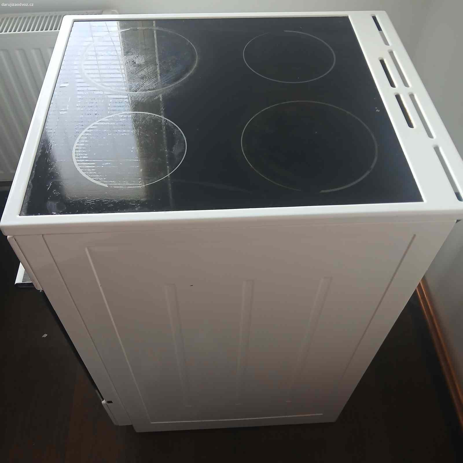 Elektricky sporak Mora C 512 BW. Daruji funkcni elektricky sporak.
Vsechny 4 plotynky funkcni.
Trouba funkcni, nicmene spatne funguje regulator teploty, nejspis vadne cidlo..
Viditelne znamky pouziti, pouzivan cca 3 roky,