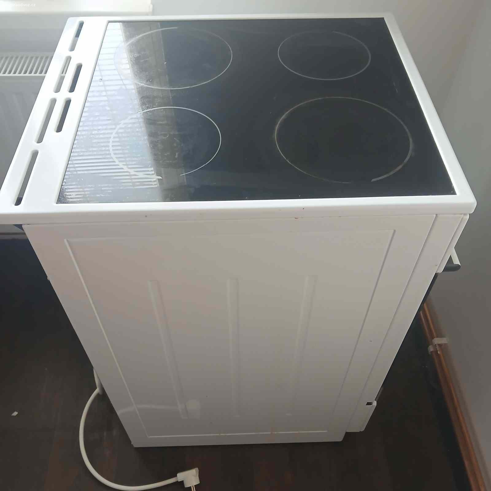 Elektricky sporak Mora C 512 BW. Daruji funkcni elektricky sporak.
Vsechny 4 plotynky funkcni.
Trouba funkcni, nicmene spatne funguje regulator teploty, nejspis vadne cidlo..
Viditelne znamky pouziti, pouzivan cca 3 roky,