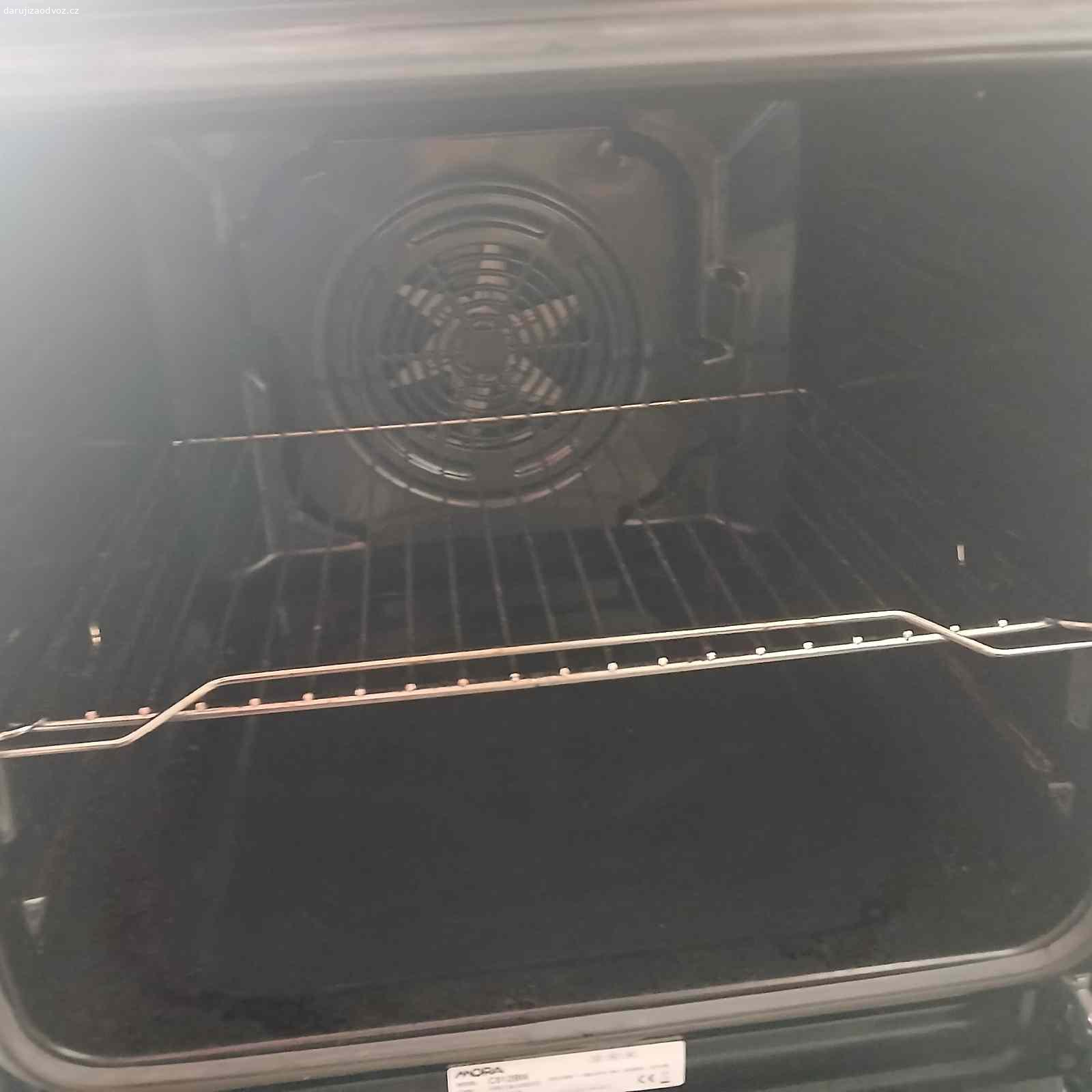 Elektricky sporak Mora C 512 BW. Daruji funkcni elektricky sporak.
Vsechny 4 plotynky funkcni.
Trouba funkcni, nicmene spatne funguje regulator teploty, nejspis vadne cidlo..
Viditelne znamky pouziti, pouzivan cca 3 roky,