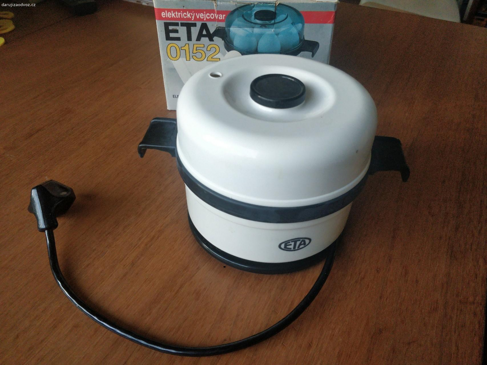 Elektrický vejcovar ETA. Elektrický vejcovar ETA na 1-7 vajec. Lze vařit na různou tvrdost. Příkon 350 W.