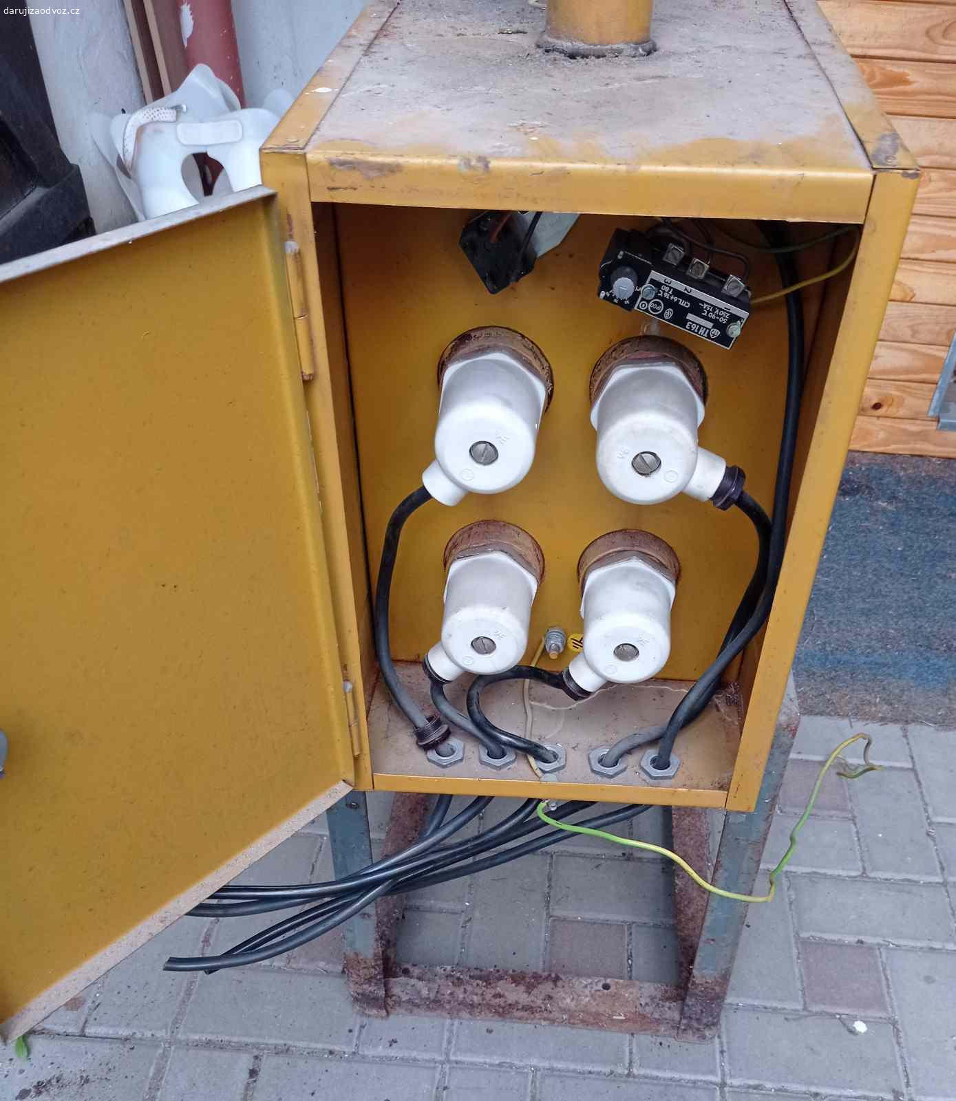 Elektro kotel 24KW. Daruji starý elektro kotel. Vypadá dobře ale nevím jestli je funkční.