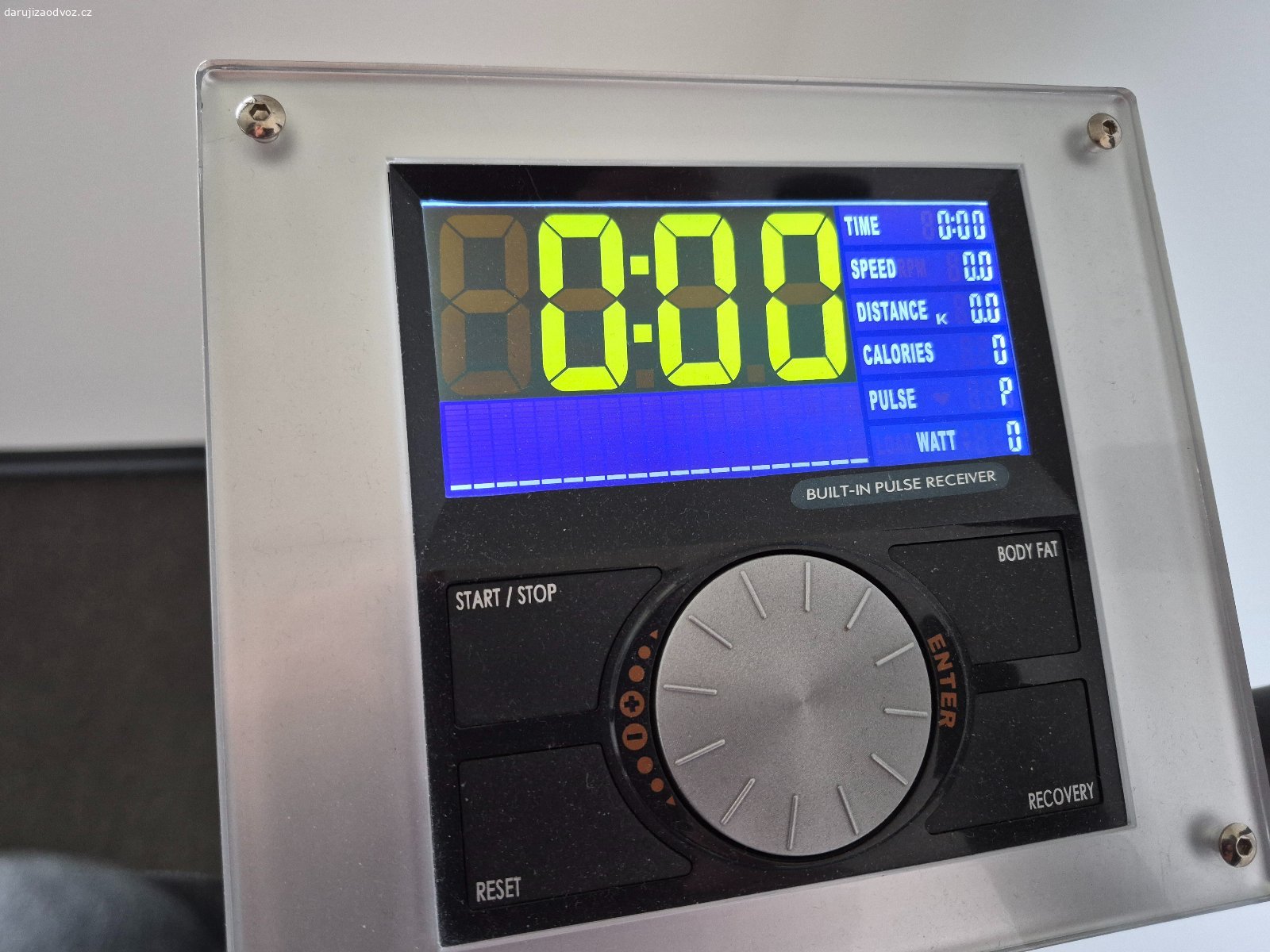 Eliptický trenažer (orbitrek). Daruji za odvoz cca 20 let starý eliptický trenažer. Bohužel na něm nefunguje nastavování odporu. Ostatní elektronika funguje. A používat ho lze. Resp používal jsem ho takto mnoho let.