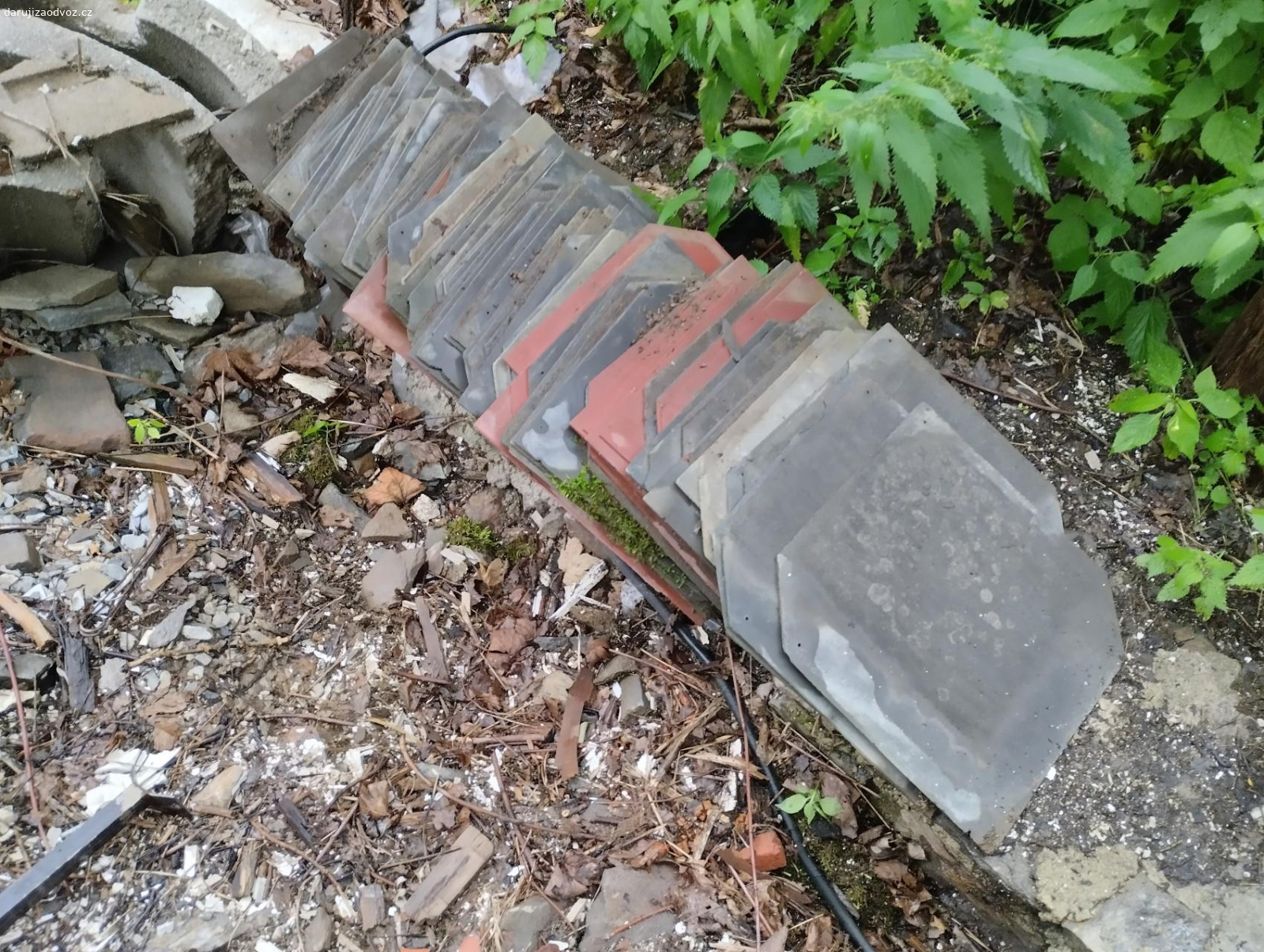 Eternitové šablony. Dobrý den. daruji eternitové šablony. Vhodné na opravu střechy atd... Nějaké jsou popraskané a na vyhození ale přebírat se mi to nechce.