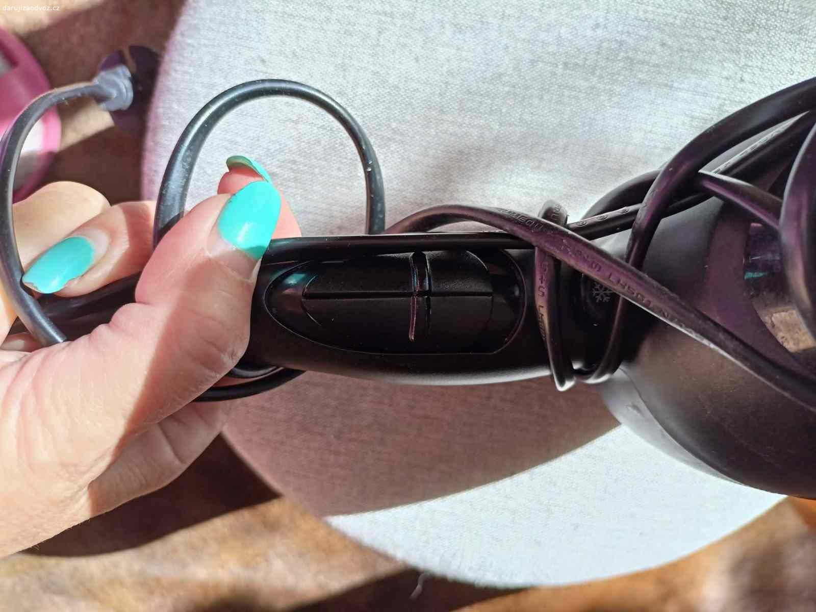 Fén. Fén, starý několik let, ale stále funkční. Šikovný člověk si ho očistí a bude sloužit. Potěší směs oříšků.