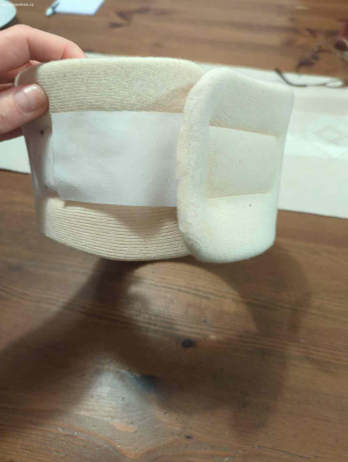 Fixační límec pěnový anatomický. Nabízím za odvoz fixační pěnový límec. Límec nese známky užívání. Je možné ho vyprat.

Límec má pod bradou výšku 8cm. Obvod je nastavitelný pomocí suchého zipu.