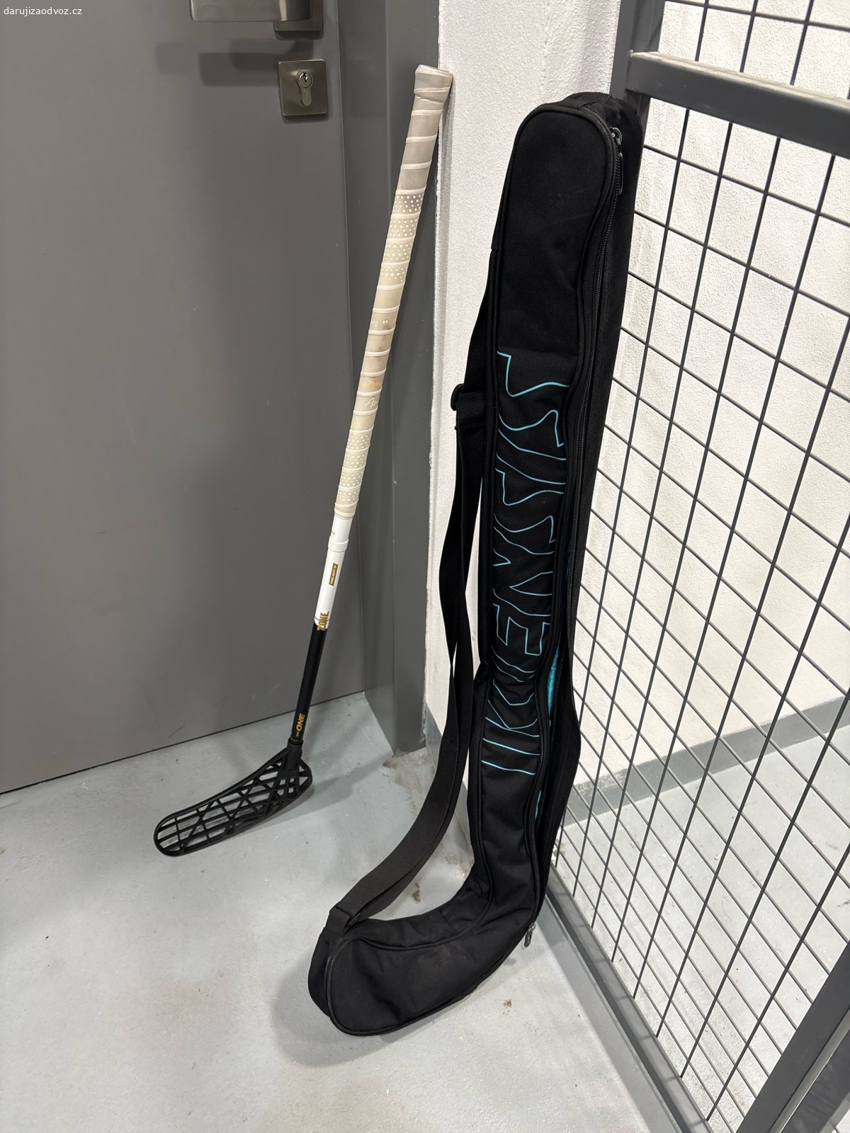 Floorbalová hůl s obalem Zone AirOne. délka hole asi 92 cm