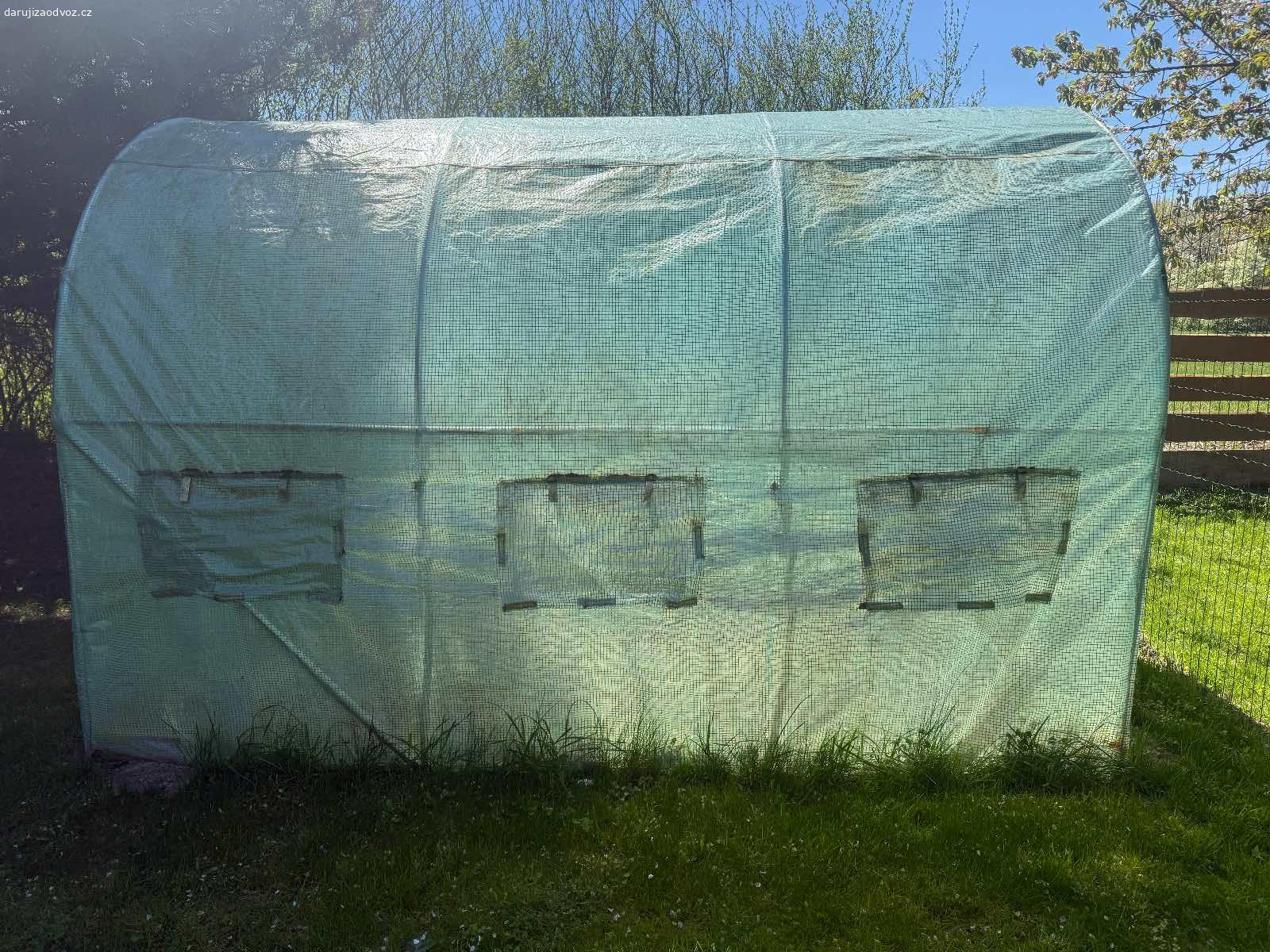 Fóliovník / pařník za odvoz. Darujeme fóliovnik či pařník za odvoz. Je treba ho rozmontovat. 
Rozmery 3m delka, 2 m vyska i sirka.