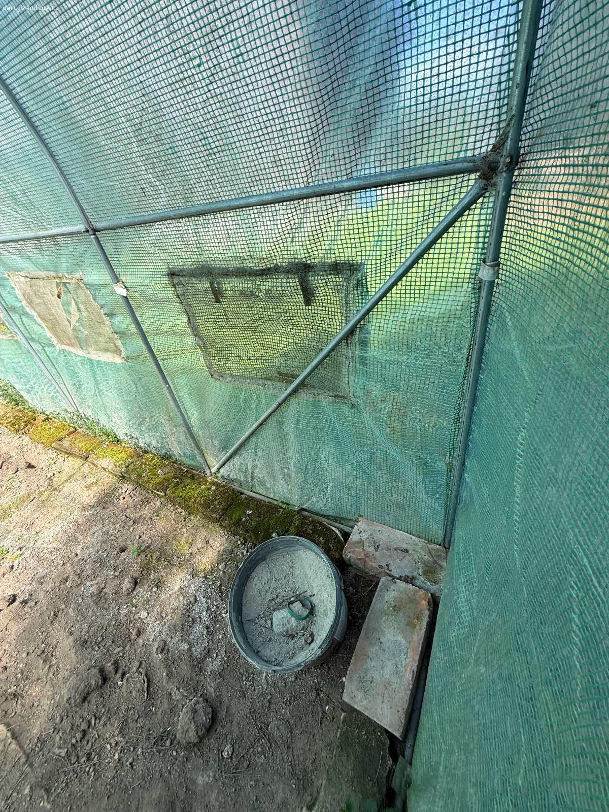 Fóliovník / pařník za odvoz. Darujeme fóliovnik či pařník za odvoz. Je treba ho rozmontovat. 
Rozmery 3m delka, 2 m vyska i sirka.