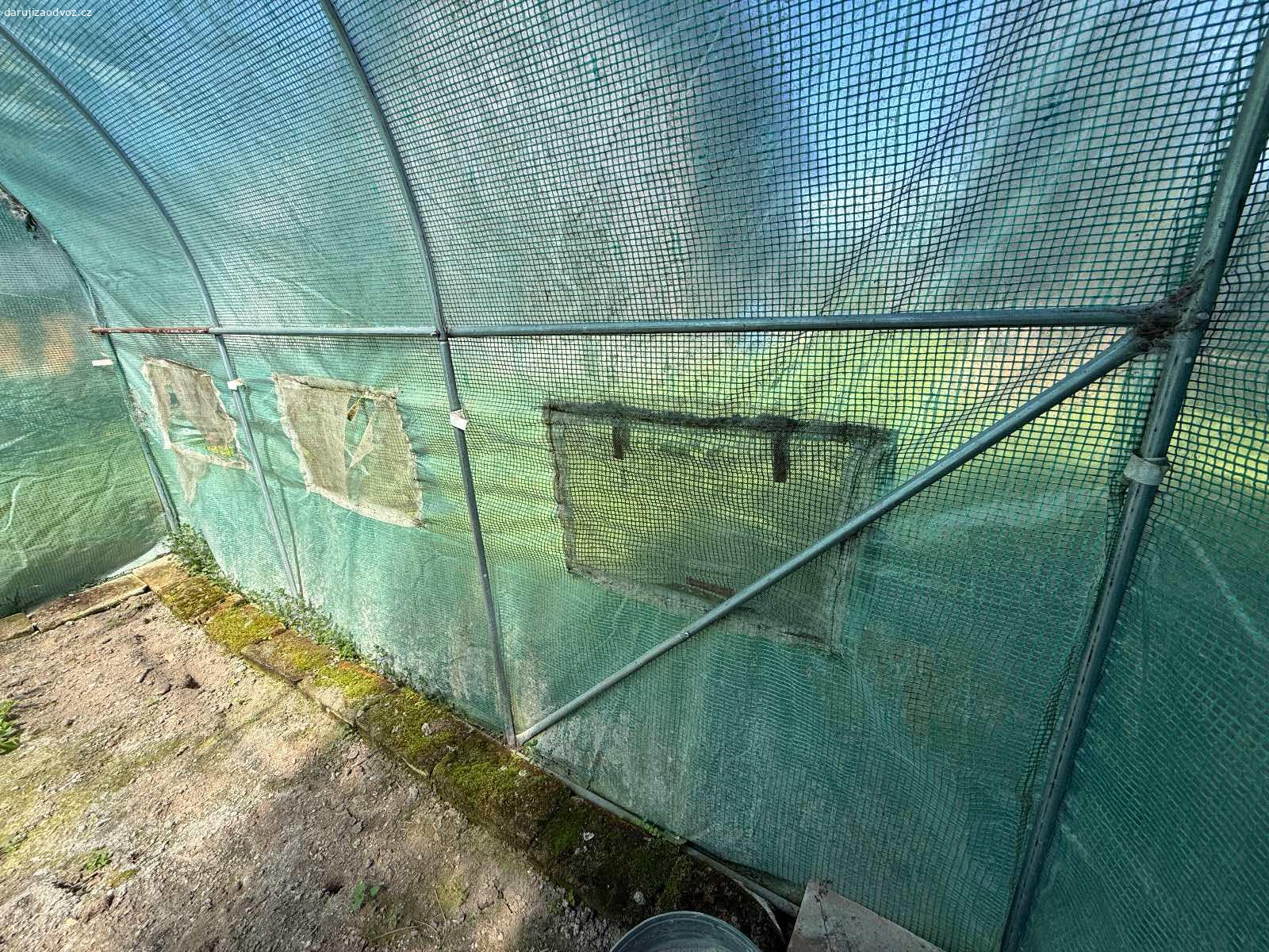 Fóliovník / pařník za odvoz. Darujeme fóliovnik či pařník za odvoz. Je treba ho rozmontovat. 
Rozmery 3m delka, 2 m vyska i sirka.