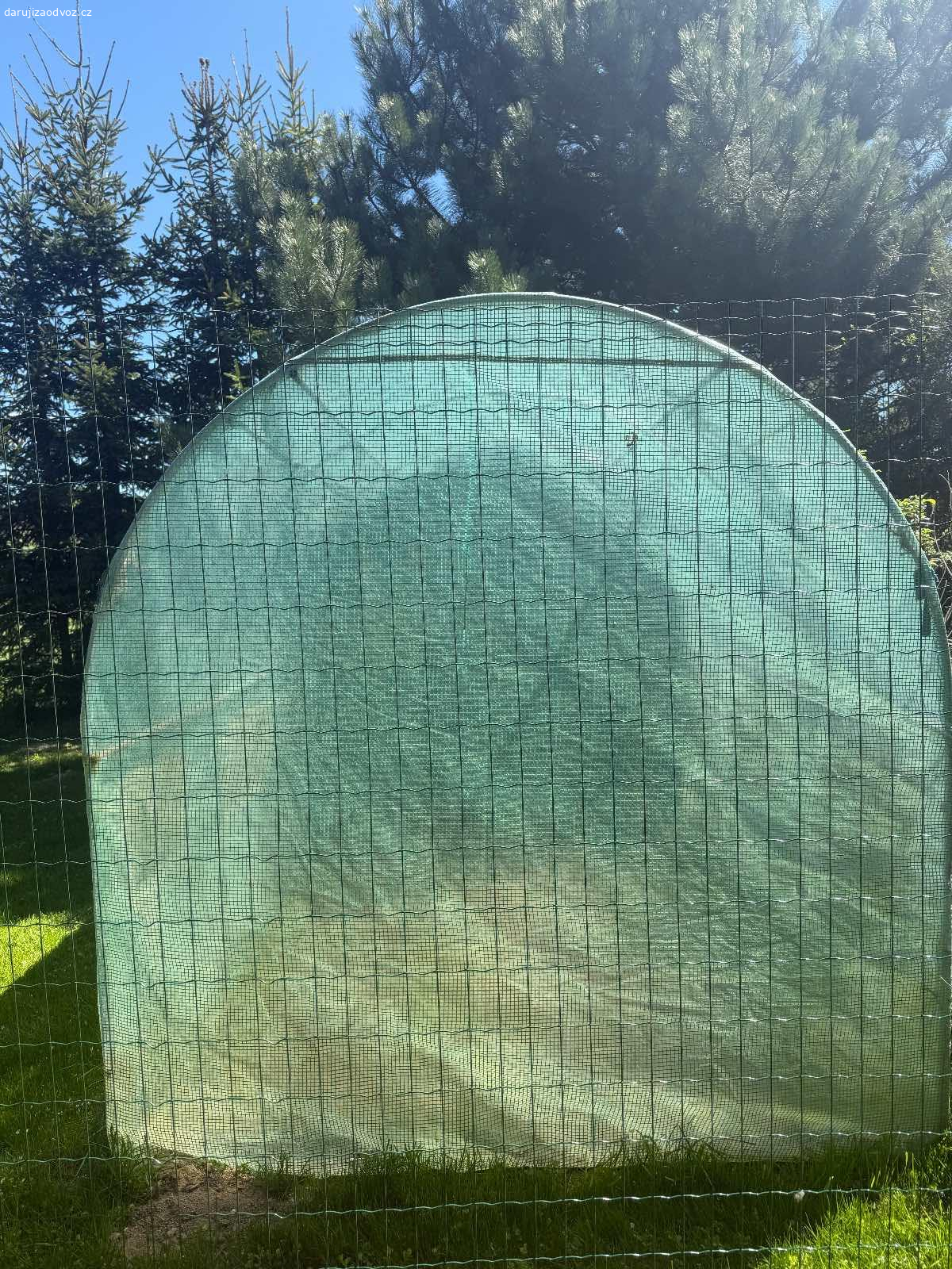 Fóliovník / pařník za odvoz. Darujeme fóliovnik či pařník za odvoz. Je treba ho rozmontovat. 
Rozmery 3m delka, 2 m vyska i sirka.