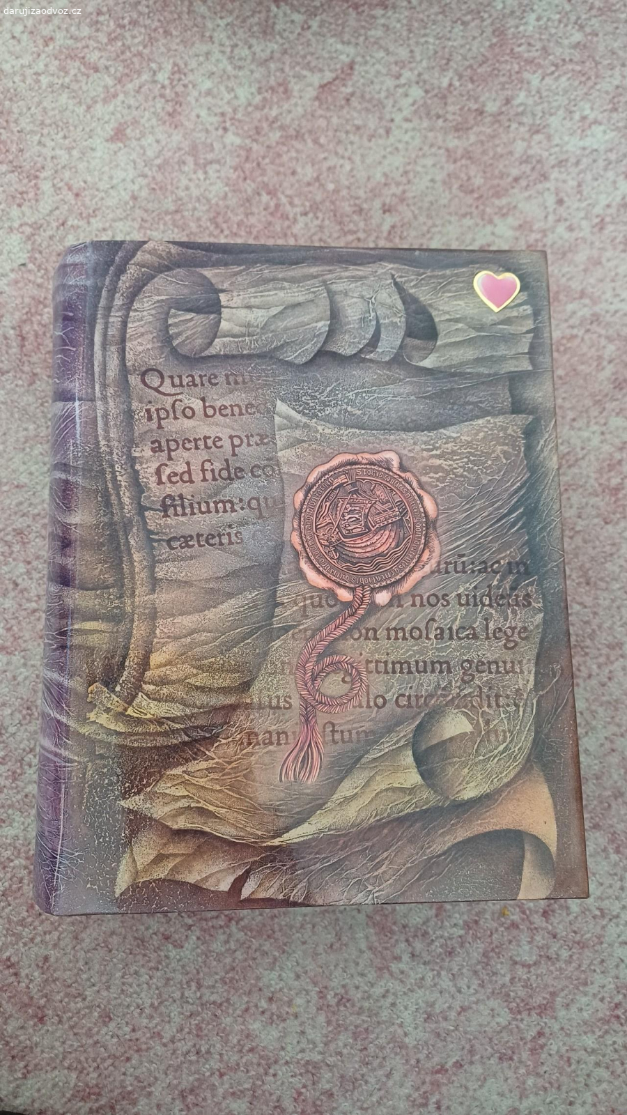 fotoalbum. dvě fotoalba v obalu, hřbet odbarveny od sluníčka