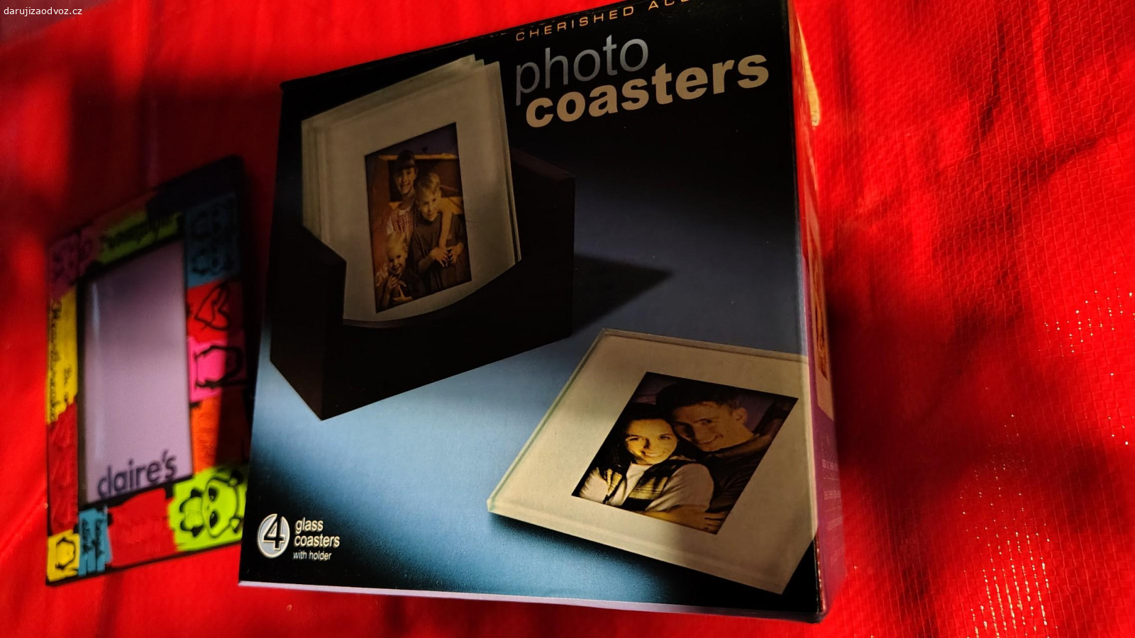 fotorámečky ....plastový a sklo. jeden plastový foto rámeček a sada 4 skleněných rámečků