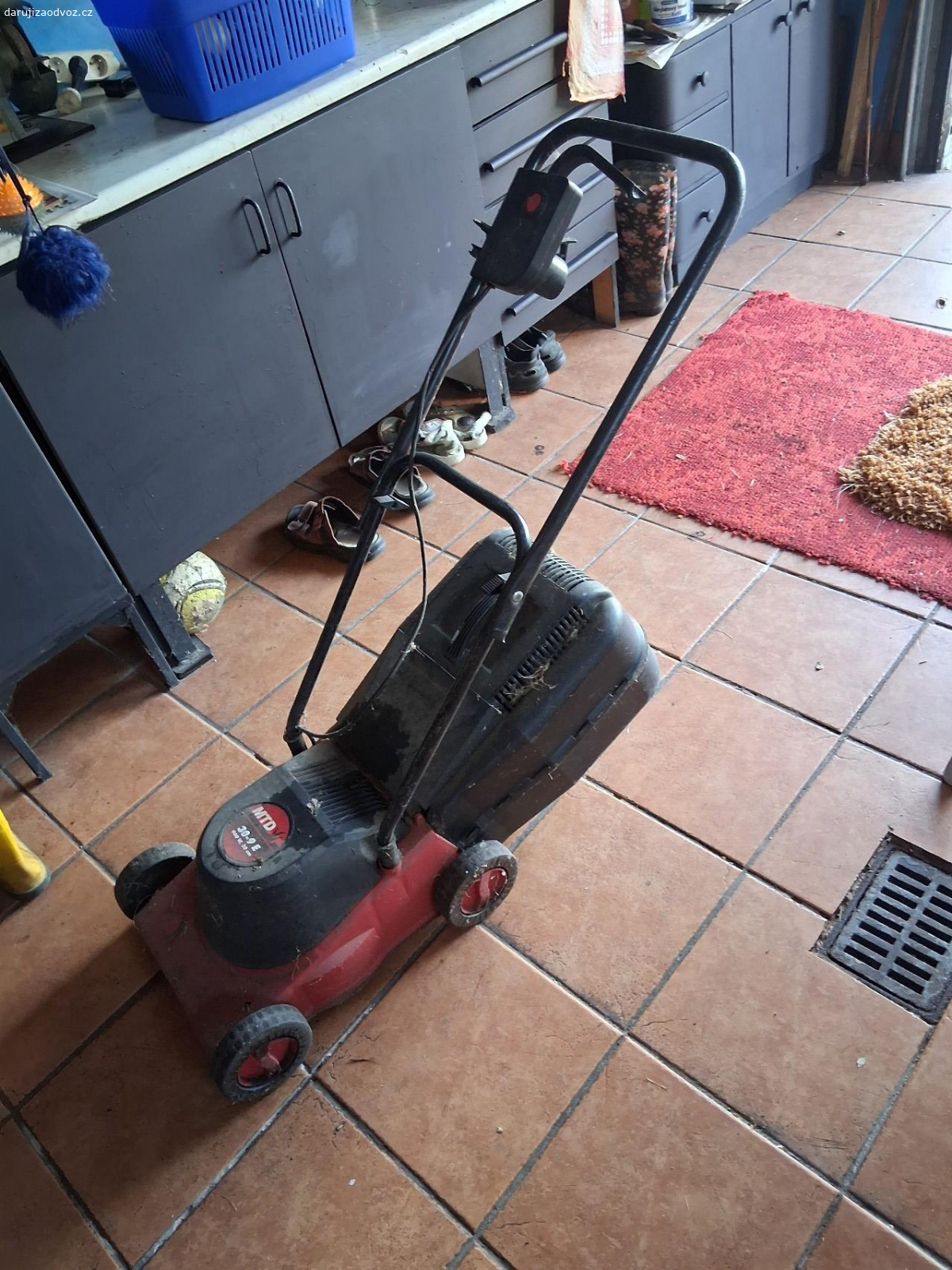 funkční elektriká sekačka. daruji za odvoz starší ale funkční elektrickou sekačku. Ideální na menší rovné plochy.