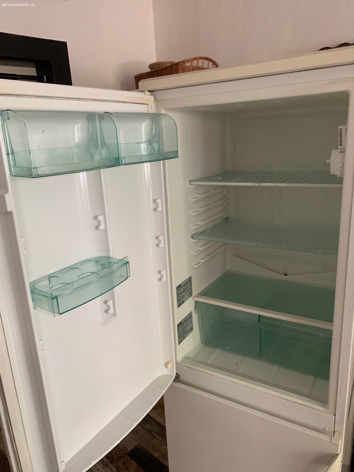 Funkční Gorenje lednice. Prosim radši SMS.
Daruji za odvoz funkční lednici Gorenje V 180, H 57, Š 55.
Odmrazena. 
Nutno snést z mezipatra.