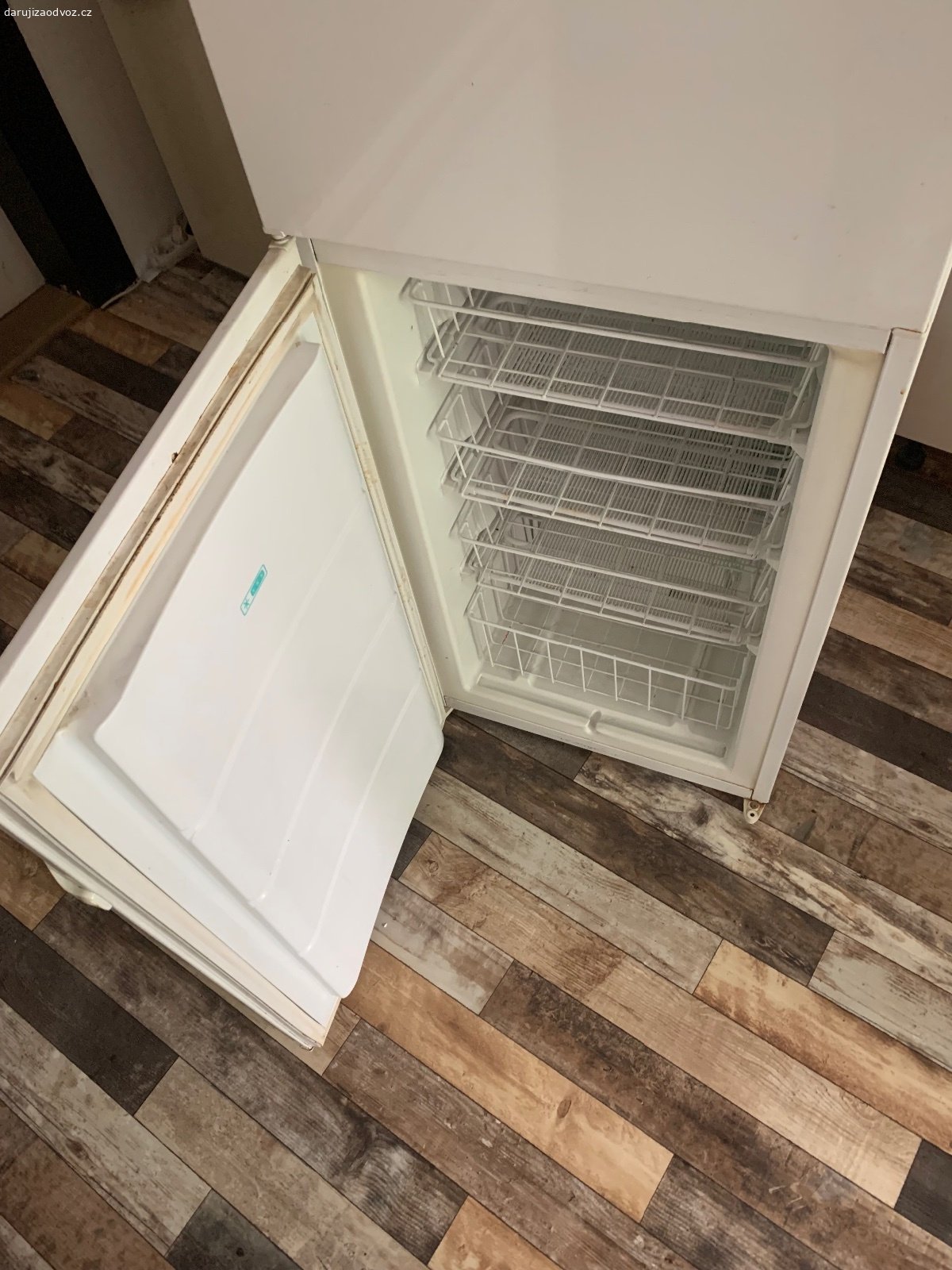 Funkční Gorenje lednice. Prosim radši SMS.
Daruji za odvoz funkční lednici Gorenje V 180, H 57, Š 55.
Odmrazena. 
Nutno snést z mezipatra.