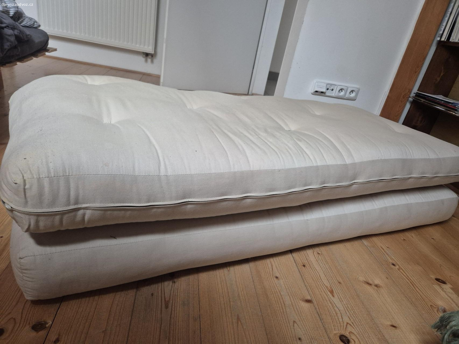 Futonova matrace. stare futonove matrace na sedačku, rozmer 145cm x 60cm x 12cm. Stav dle fotografii.