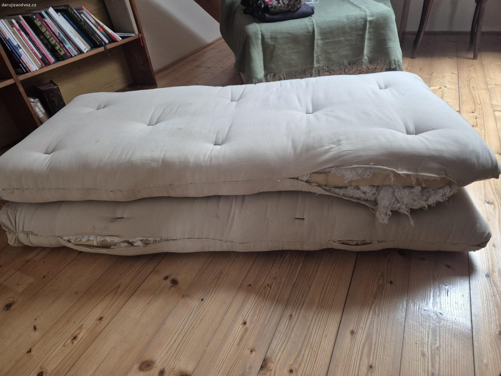 Futonova matrace. stare futonove matrace na sedačku, rozmer 145cm x 60cm x 12cm. Stav dle fotografii.