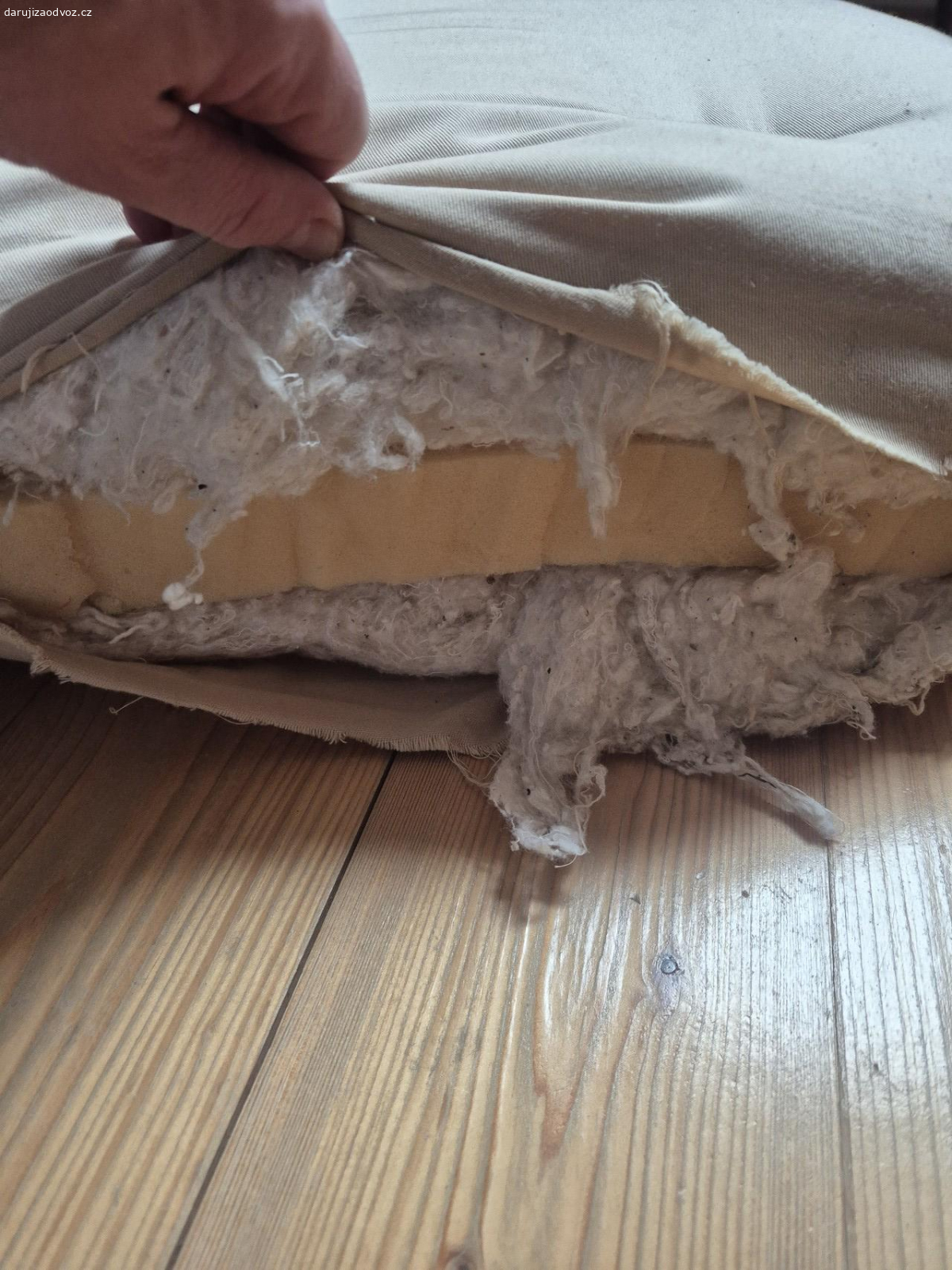 Futonova matrace. stare futonove matrace na sedačku, rozmer 145cm x 60cm x 12cm. Stav dle fotografii.