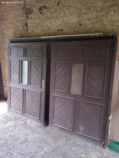 garážová dveře. Daruji za odvoz dřevěné garážové dveře i s rámem v.180 cm š.240 cm