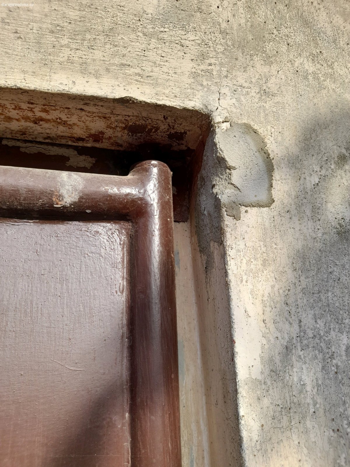 Garážová vrata. plechová garážová vrata dvoukřídlé, trubkový rám a plech, usazeny na čepech v trubkách, rozměry 1 křídla asi 143 X 205 cm, vyrobeno před 60 lety mistrem, opravována pouze pravá dolní část silikonem, jinak bez jakékoliv koroze. Za odvoz - jinak půjdou do šrotu.