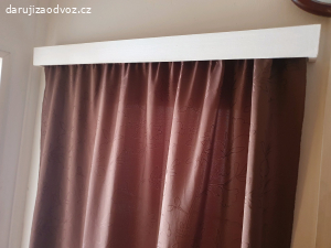 Garnýže a závěsy nad dveře v bytě