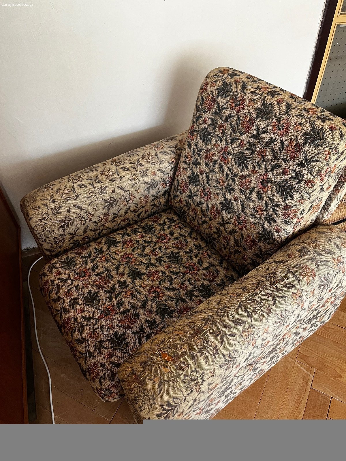 Gauč a 2 křesla. Daruji sedačku se dvěma křesly nebo každé zvlášť