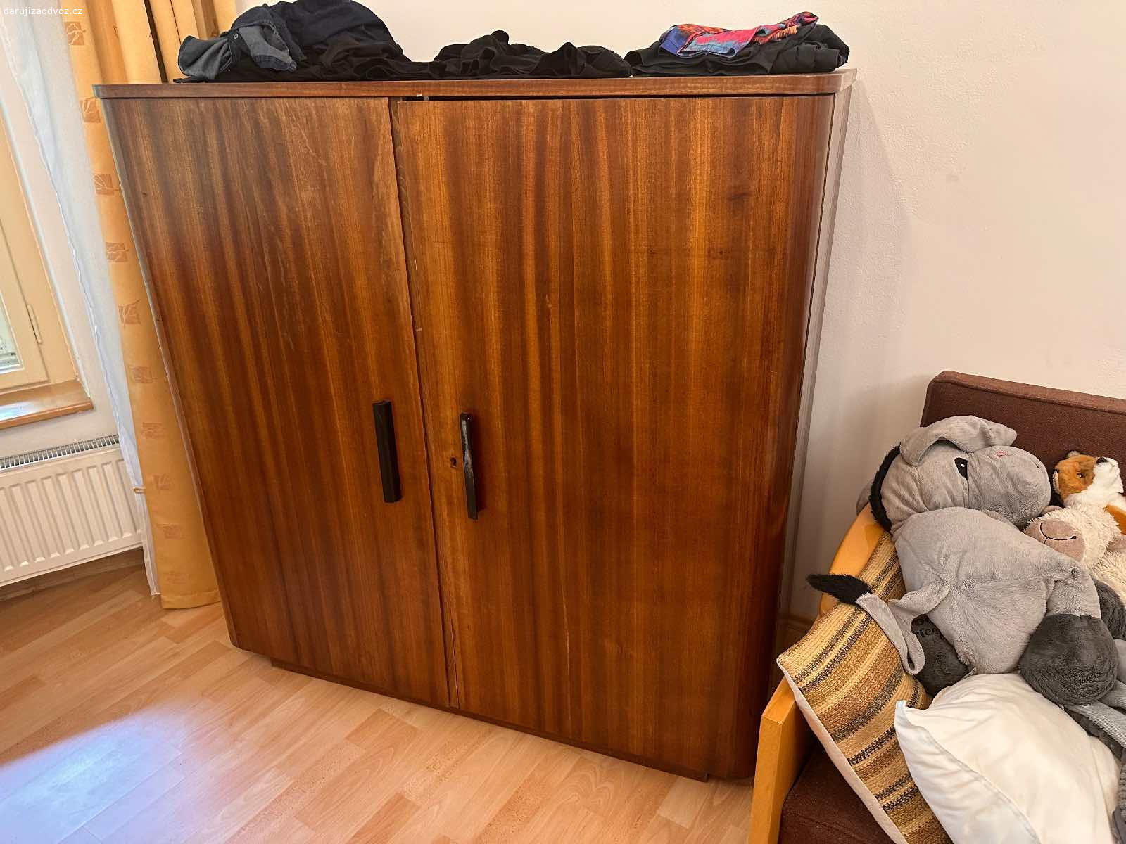 Gauč a skříň - spěchá. Dobry den, zbavujeme se stare skrine a gauce. Vyzvednuti v Praze Komoranech. Kdo driv prijde, ten driv bere.