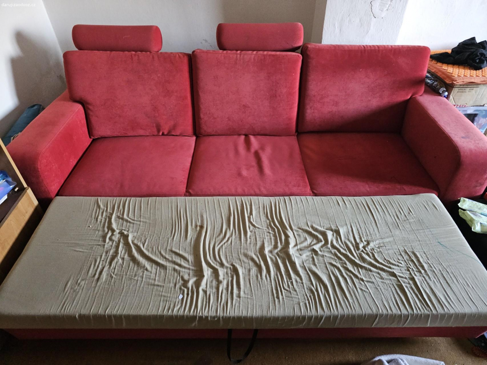 Gauč červený. Celková délka 244 cm
Hloubka sedací části 60 cm
Délka sezení 198 cm
Loketní opěrky 2 x 23 cm
Výška 87 cm, 101 s hlavovou opěrkou 
Hloubka ležení pro jednoho 80 cm
Rozložený hloubka celková 143 cm

odvoz přízemí - oknem. Viz foto 
Musí pryč nejpozději 11.5.
