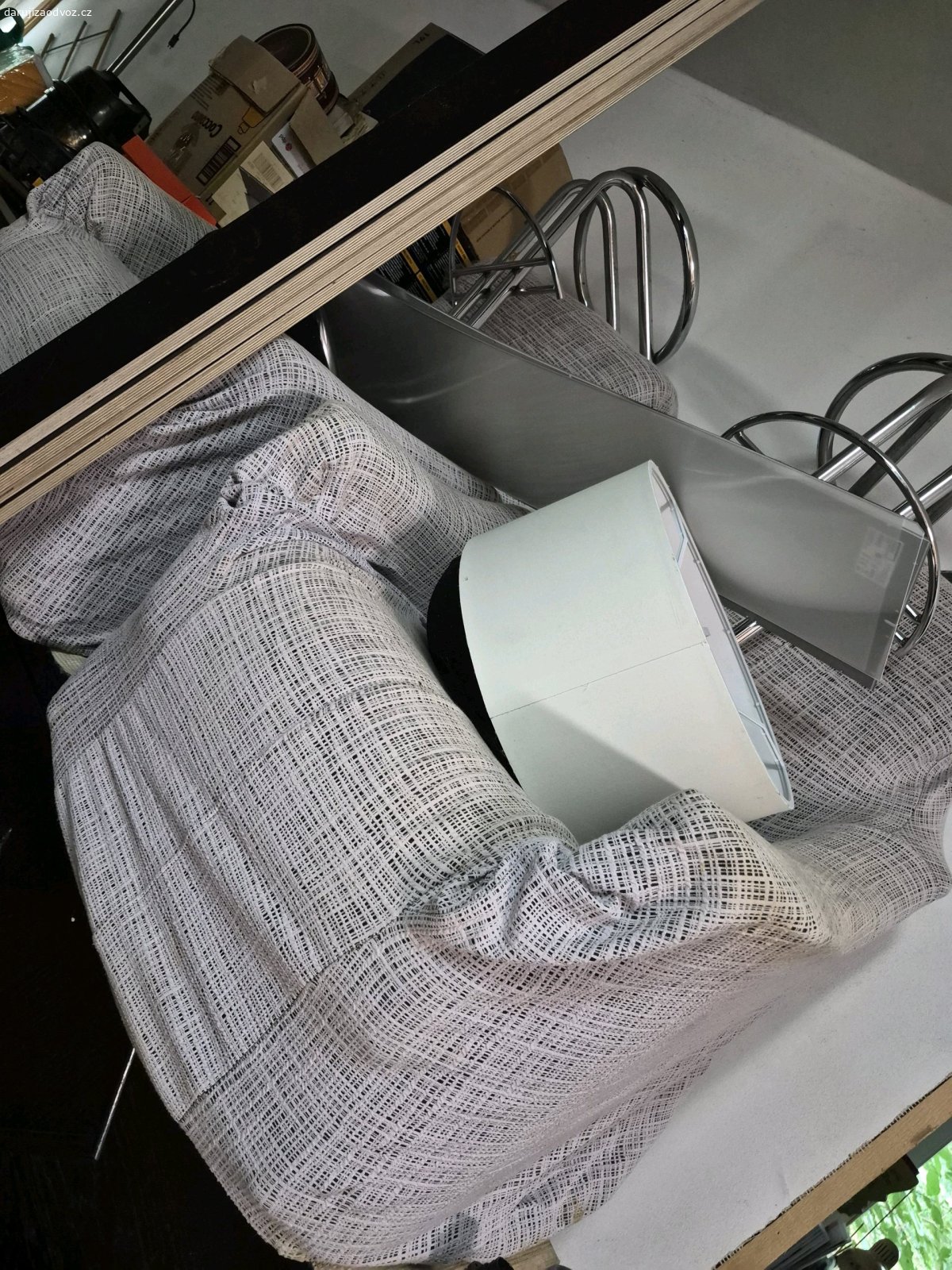 gauč + křesla (bez křesel). Rozkládací gauč + křesla v dobrém stavu. Vše má na míru udělaný obal.
na gauči malá trhlinka pod obalem není vidět + má úložný prostor 
možnost odběr i samotný gauč.