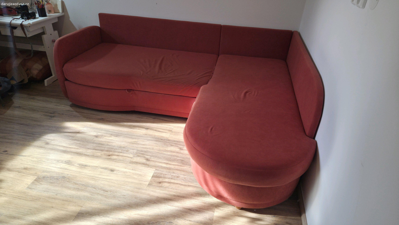 Gauč rozkládací 250 x 210. Gauč rozkládací 250 x 210
spát se na něm dá spíš nouzově, na sezení dobrý.
Rozkládání je opravované, funguje.
Gauč je udržovaný, povrchy v dobré kondici, žádnédiry ani fleky. Rozmontovat se dá na dva velké kusy. Je to dost těžké, stěhovali to 2 chlapi. MŮŽETE SI ODVÉZT DO čtvrtka.