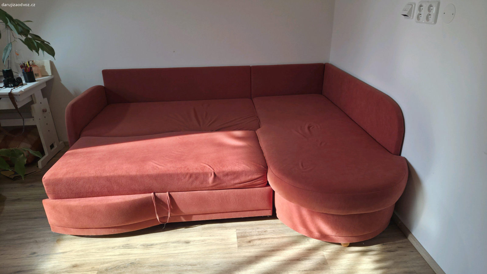 Gauč rozkládací 250 x 210. Gauč rozkládací 250 x 210
spát se na něm dá spíš nouzově, na sezení dobrý.
Rozkládání je opravované, funguje.
Gauč je udržovaný, povrchy v dobré kondici, žádnédiry ani fleky. Rozmontovat se dá na dva velké kusy. Je to dost těžké, stěhovali to 2 chlapi. MŮŽETE SI ODVÉZT DO čtvrtka.