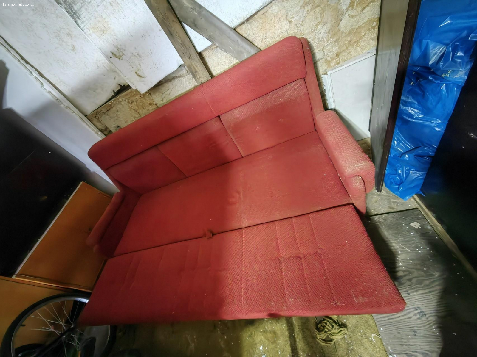 gauč rozkládací. Rozkládací pohodlný měkký gauč. Ve složeném stavu o rozměrech 222 cm x 90 cm. V rozloženém stavu lůžko o rozměrech 194 cm x 118 cm.