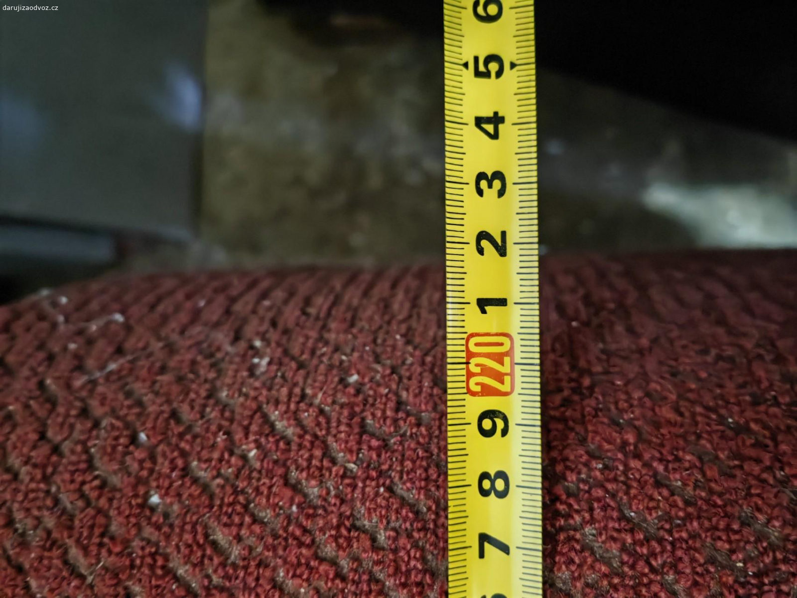 gauč rozkládací. Rozkládací pohodlný měkký gauč. Ve složeném stavu o rozměrech 222 cm x 90 cm. V rozloženém stavu lůžko o rozměrech 194 cm x 118 cm.