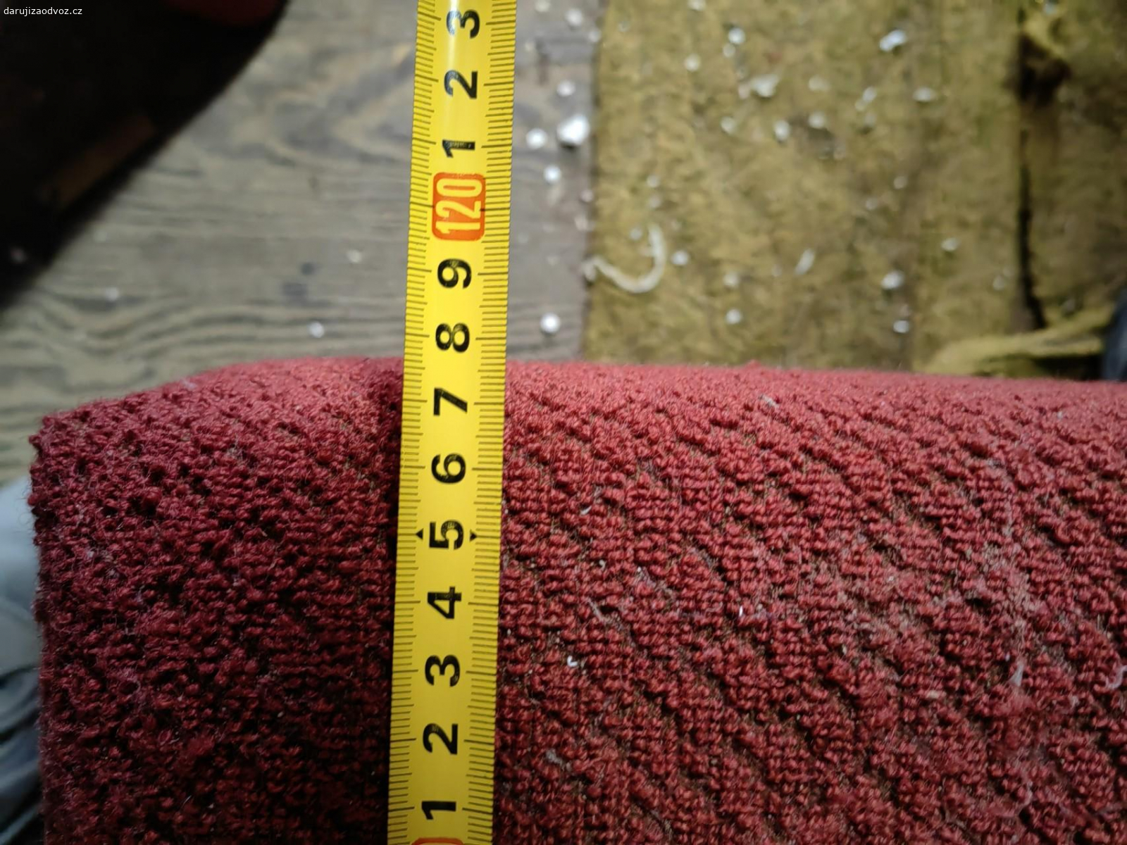 gauč rozkládací. Rozkládací pohodlný měkký gauč. Ve složeném stavu o rozměrech 222 cm x 90 cm. V rozloženém stavu lůžko o rozměrech 194 cm x 118 cm.